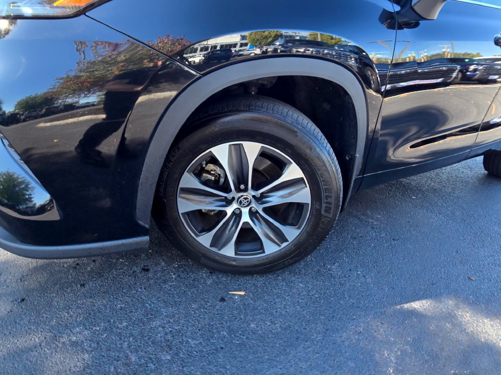 Used 2022 Toyota Highlander XLE AWD/4WD image 2