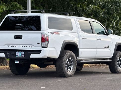 Used 2020 Toyota Tacoma TRD Off-Road w/ TRD Premium Off Road Package AWD/4WD image 2