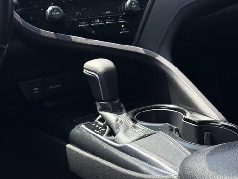 Used 2019 Toyota Camry SE w/ Convenience Package FWD image 16