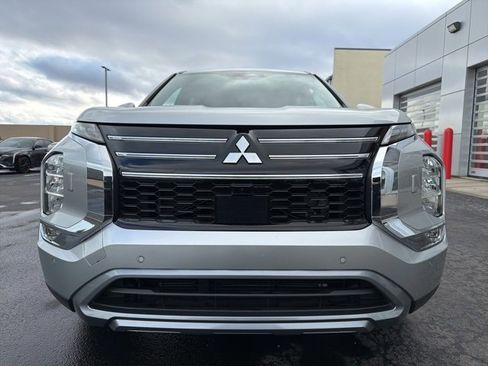 Used 2025 Mitsubishi Outlander SE image 2
