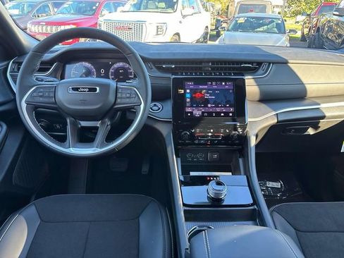 New 2025 Jeep Grand Cherokee L Altitude image 10