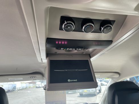 Used 2016 Chrysler Town & Country Touring FWD image 27