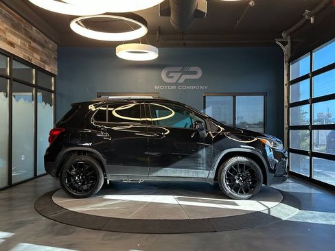 Used 2022 Chevrolet Trax LT w/ Midnight Edition AWD/4WD image 2