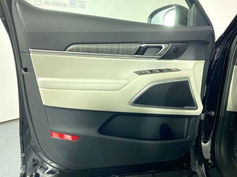 Used 2025 Kia Telluride EX w/ EX Captain's Chair Package image 21