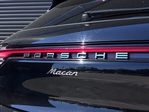 Certified 2022 Porsche Macan AWD/4WD image 29