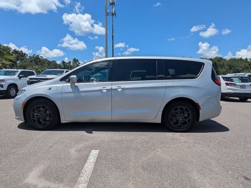Used 2022 Chrysler Pacifica Limited w/ Uconnect Theater Family Group FWD image 6