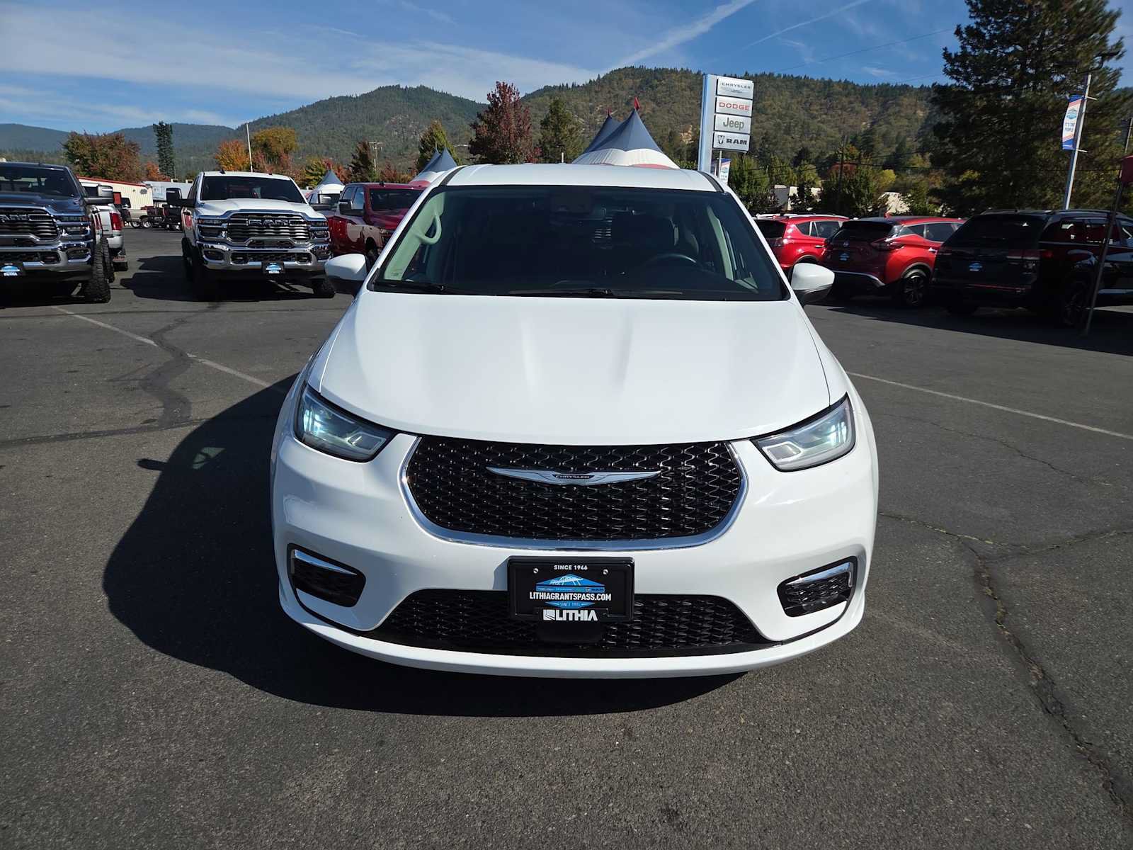 Used 2023 Chrysler Pacifica Touring-L FWD image 14