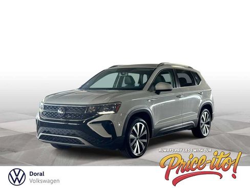 Certified 2022 Volkswagen Taos SE FWD image 1