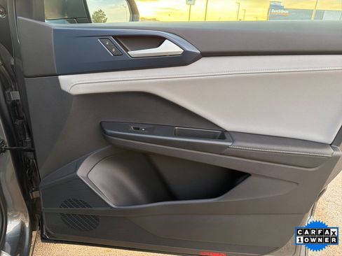 Used 2024 Volkswagen Taos SE image 17