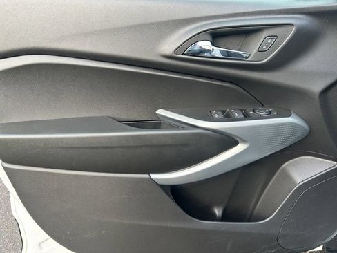 Used 2025 Chevrolet Trax RS w/ Sunroof Package FWD image 22
