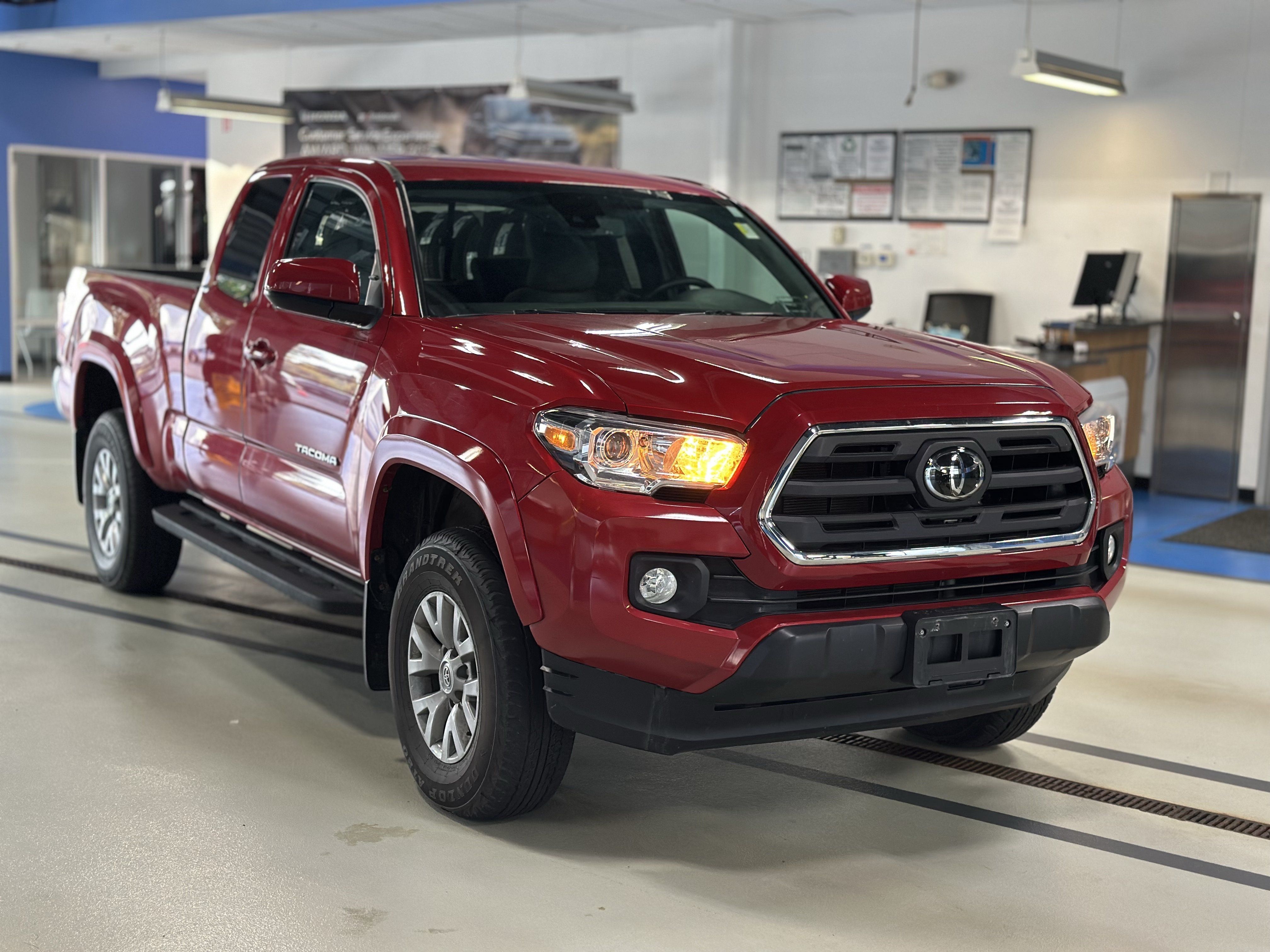 Used 2019 Toyota Tacoma SR5 AWD/4WD image 3