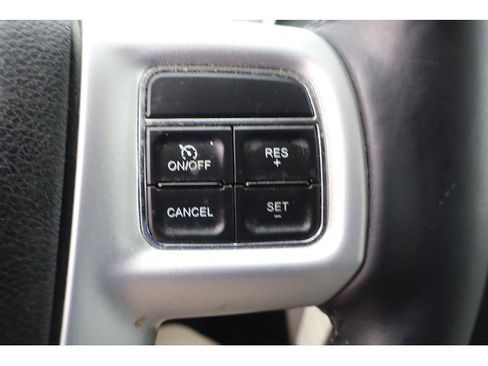 Used 2014 Chrysler Town & Country Touring image 12