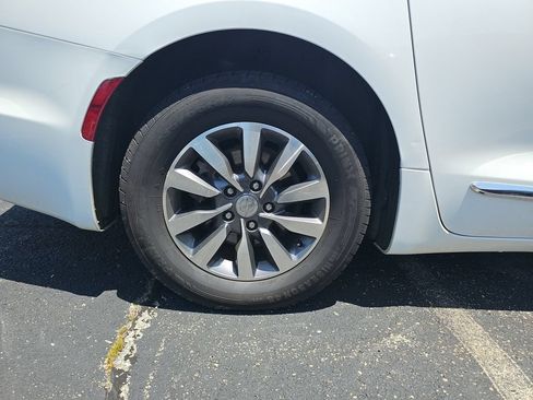 Certified 2020 Chrysler Pacifica Limited w/ Advanced Safetytec Group FWD image 36