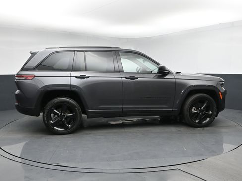 Used 2023 Jeep Grand Cherokee Altitude AWD/4WD image 3