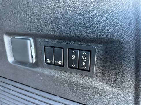 Used 2021 Chevrolet Tahoe Z71 w/ Z71 Off-Road Package image 31