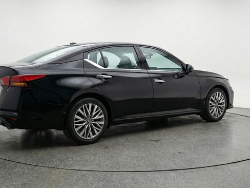 Used 2025 Nissan Altima 2.5 SV image 9