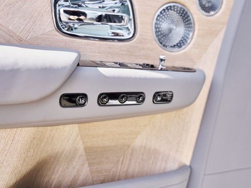 Used 2025 Rolls-Royce Phantom Sedan RWD image 40
