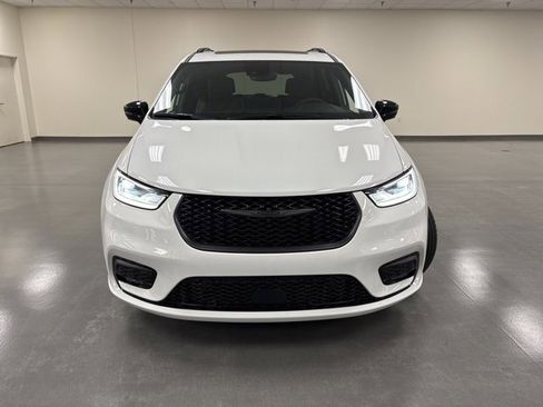 Used 2025 Chrysler Pacifica Limited image 2