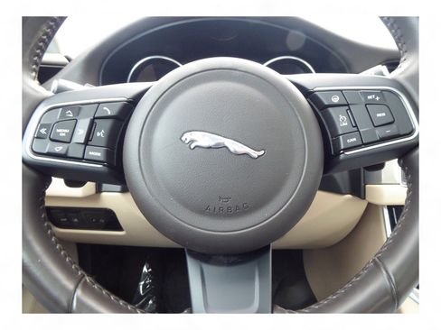 Used 2018 Jaguar XF Premium image 11