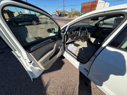 Used 2016 Volkswagen Golf S image 10