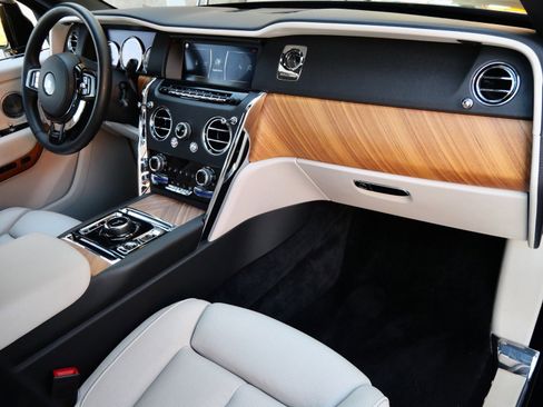 Used 2023 Rolls-Royce Cullinan w/ Cullinan Package image 18