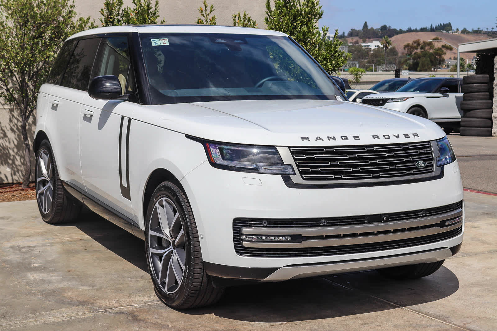 Certified 2026 Land Rover Range Rover SE AWD/4WD image 3