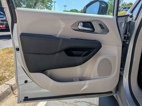 Used 2024 Chrysler Pacifica Touring-L FWD image 11