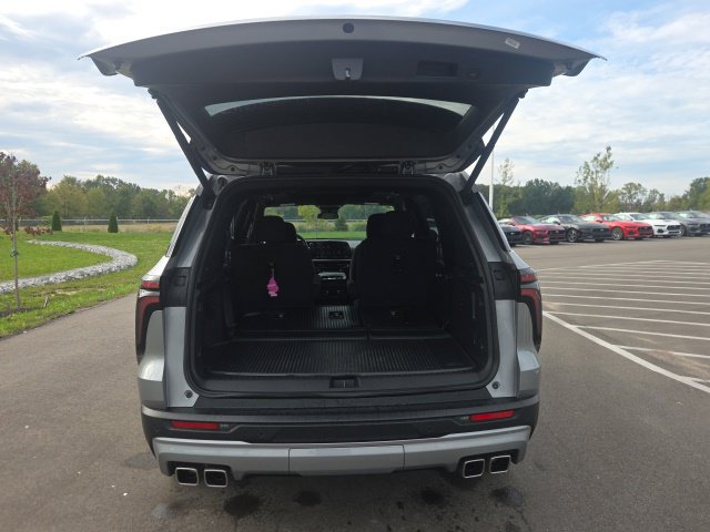 Used 2025 Chevrolet Traverse LT w/ Sun and Wheel Package FWD image 9