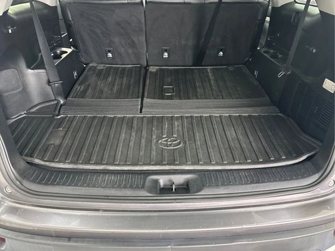 Used 2018 Toyota Highlander XLE image 16