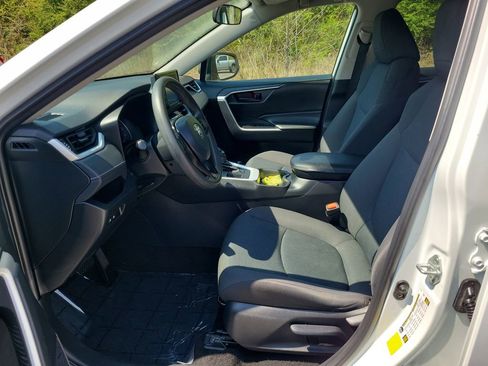 Used 2021 Toyota RAV4 LE image 28