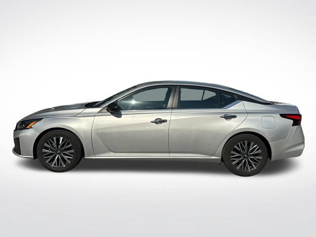 Used 2025 Nissan Altima 2.5 SV FWD image 2