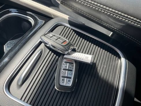 Used 2023 Chrysler Pacifica Limited FWD image 29