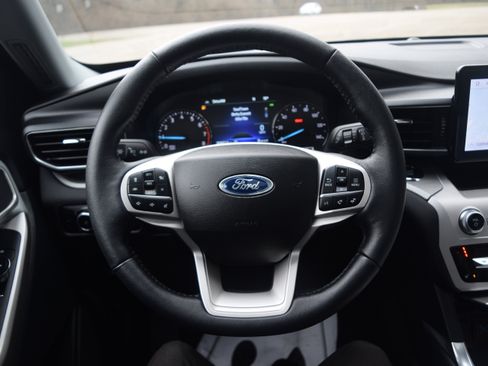 Used 2023 Ford Explorer XLT w/ Equipment Group 202A image 4