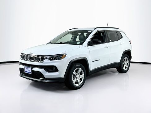 Used 2023 Jeep Compass Latitude w/ Convenience Group AWD/4WD image 1