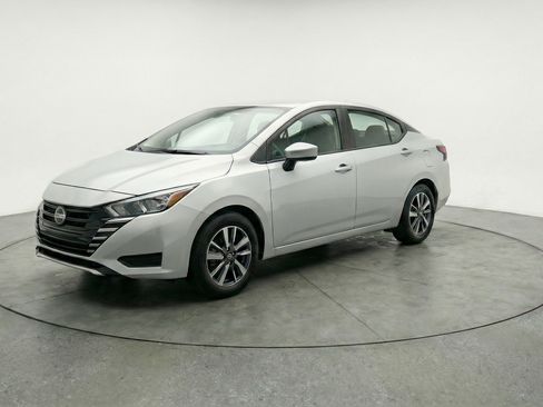 Used 2025 Nissan Versa SV image 3
