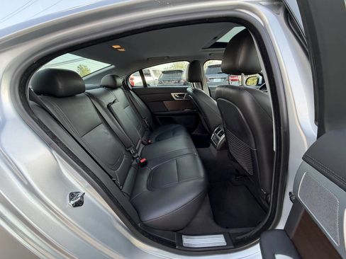 Used 2014 Jaguar XF RWD image 10