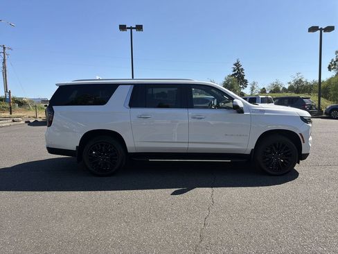 Used 2025 Chevrolet Suburban High Country w/ Sun And Tow Package AWD/4WD image 2