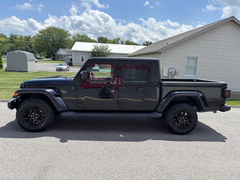 Used 2023 Jeep Gladiator Sport AWD/4WD image 6