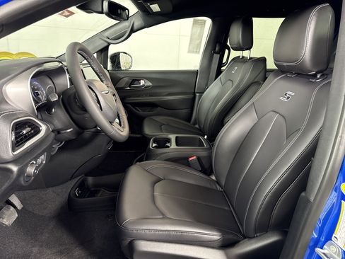 New 2026 Chrysler Pacifica Select w/ S Appearance Package image 9