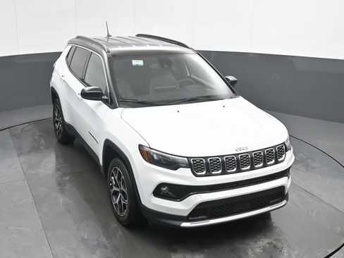 Used 2025 Jeep Compass Limited image 31