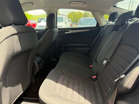 Used 2020 Ford Fusion SE FWD image 19
