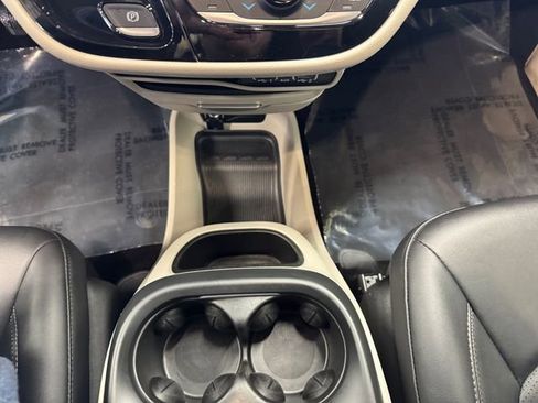 Used 2024 Chrysler Pacifica Touring-L FWD image 11