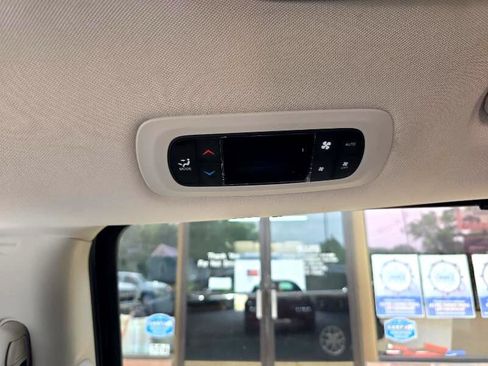 Used 2024 Chrysler Pacifica Touring-L image 22