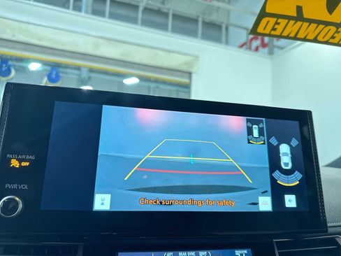 Used 2025 Toyota Sienna Limited image 26