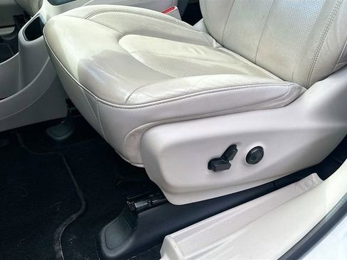 Used 2021 Chrysler Pacifica Touring-L FWD image 20