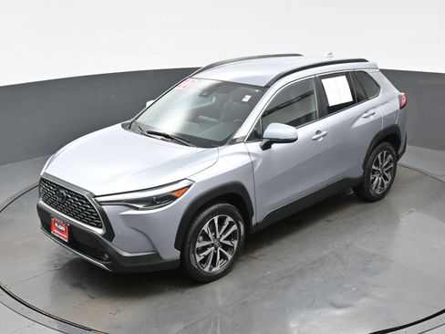 Used 2022 Toyota Corolla Cross XLE image 37