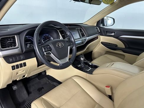 Used 2019 Toyota Highlander XLE image 12