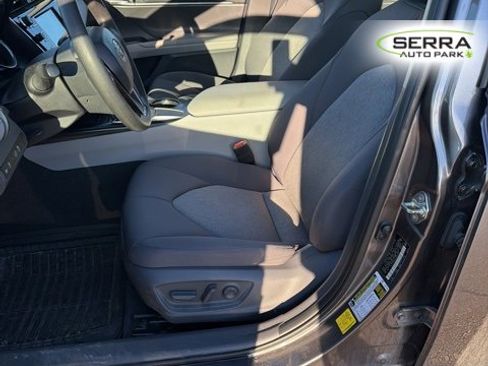 Used 2020 Toyota Camry LE image 5