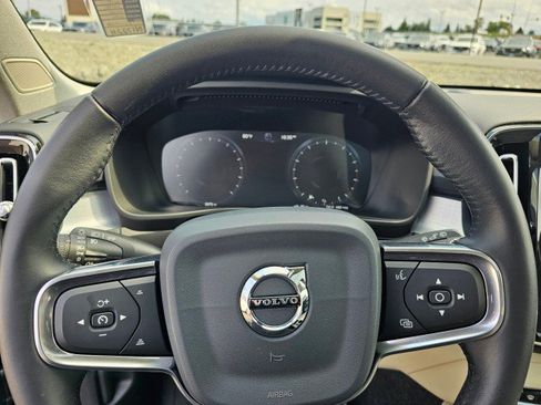 Used 2019 Volvo XC40 T5 Momentum image 28