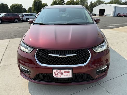 Used 2023 Chrysler Pacifica Touring-L FWD image 3